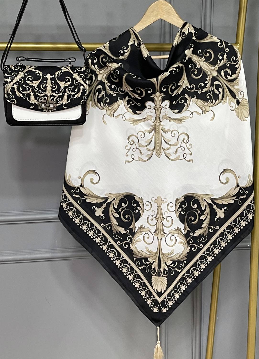 : ست کیف و روسری کاترینا  کیف:ترکیبی از پارچه مخمل و چرم نخی منگوله دار  مشکی,  فیروزه ای,  سورمه ای  قواره روسری ها۱۳۰سایز کیف ها۱۷×۲۳