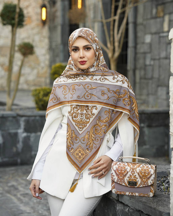 ست کیف و روسری الیزابت نخی منگوله دار مشکی, فیروزه ای, طلایی, سورمه ای, سبز قواره روسری ها۱۳۰سایز کیف ها۱۷×۲۳