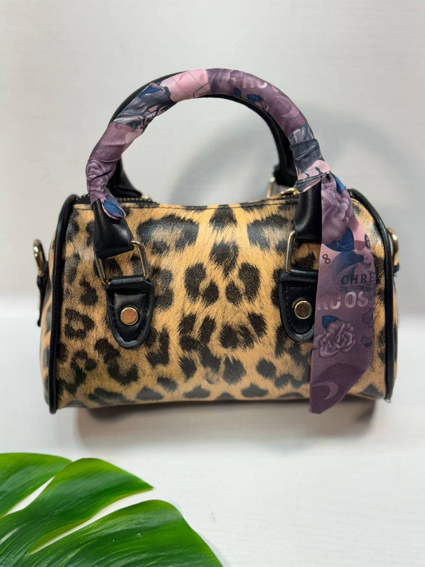 نام : کیف پرنس چرم ژورنال حدود ۲۰*۱۳ سانت ارسال ۷روز کاری